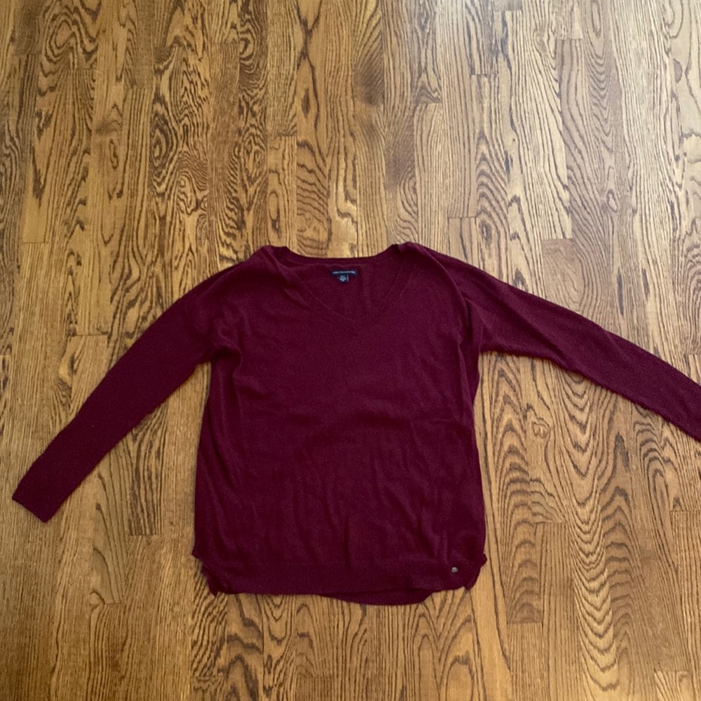 AE maroon sweater with ribbed sleeves